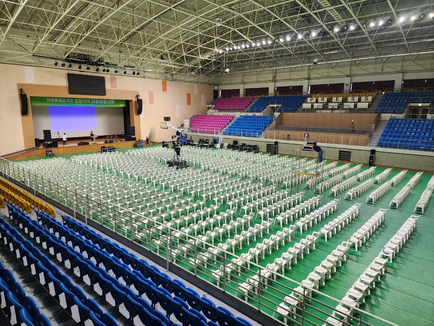 실내 체육관에 행사 의자가 설치된 모습
